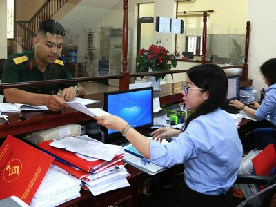 Kho bạc Nhà nước làm việc cả cuối tuần để kịp chi trả chế độ, chính sách. Các bộ, ngành và địa phương đã hoàn thành việc chi trả chế độ, chính sách cho cán bộ, công chức dôi dư sau sắp xếp tổ chức, bảo đảm kịp thời, đúng quy định.