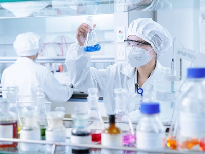 Công tác nghiên cứu và phát triển sản phẩm tại nhà máy thuốc đạt chất lượng EU-GMP. Ảnh: Imexpharm.