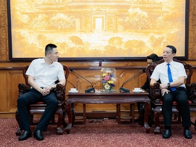 Chủ tịch thành phố Huế (bên phải) làm việc với Giám đốc Trung tâm điều hành của Hãng hàng không Quốc tế Donghai Airlines.