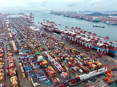 Cảng container hàng hóa ở Thanh Đảo, tỉnh Sơn Đông, Trung Quốc. Ảnh: THX/TTXVN