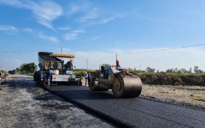 Thảm bê tông nhựa tại gói XL03 đoạn cao tốc Hậu Giang - Cà Mau (Ảnh: Mỹ Lệ)