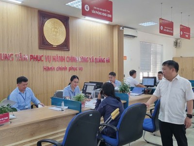 Các thủ tục hành chính công tại Trung tâm Phục vụ hành chính công xã Quảng Hà được thực hiện đảm bảo nhanh chóng, đúng thời hạn. Ảnh: Quỳnh Nga