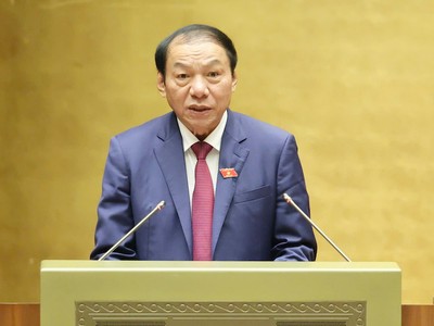 Bộ trưởng Bộ Văn hoá, Thể thao và Du lịch Nguyễn Văn Hùng trình bày tờ trình dự án luật - Ảnh PT.