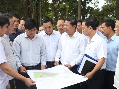 Bí thư Tỉnh ủy Đắk Lắk, ông Lương Nguyễn Minh Triết (giữa) kiểm tra thực tế và khảo sát địa điểm xây dựng trường phổ thông nội trú tại các xã biên giới. Ảnh Tuấn Hải