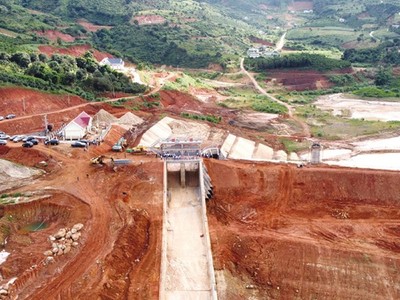 Từ khi xảy ra sự cố sụt lún, sạt trượt đất, Dự án Hồ chứa nước Đông Thanh (xã Nam Ban Lâm Hà, tỉnh Lâm Đồng) phải tạm dừng thi công để xác định nguyên nhân cũng như đánh giá mức độ ảnh hưởng, xem xét việc tiếp tục triển khai dự án có khả thi hay không. Ảnh: A.T 