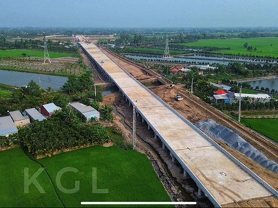 Các nhà thầu đang đẩy nhanh tiến độ Dự án cao tốc Cao Lãnh- An Hữu. Ảnh: Cổng TTĐT Đồng Tháp.