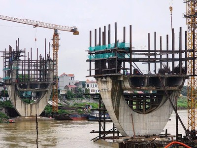 Dự án cầu Đuống mới thi công được hai trụ dưới lòng sông do vướng mắc mặt bằng hai đầu. (Ảnh: Việt Hùng/Vietnam+) 