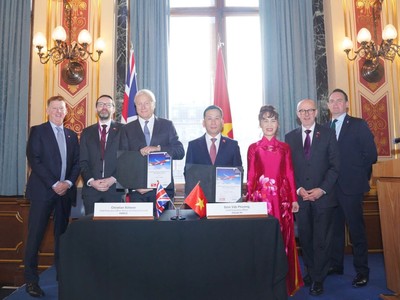 Tổng Giám đốc Vietjet Đinh Việt Phương (giữa, phải) và Tổng Giám đốc Airbus Commercial Christian Scherer ký kết hợp đồng đặt mua 100 tàu bay A321neo tại Bộ ngoại giao Anh với sự chứng kiến của Đại sứ Anh tại Việt Nam Iain Frew (thứ 2, trái), Đặc phái viên Thủ tướng Anh Matt Western (thứ 2, phải)