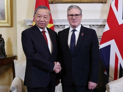 Tổng Bí thư Tô Lâm bắt tay Thủ tướng Anh Keir Starmer. Ảnh: TTXVN. 