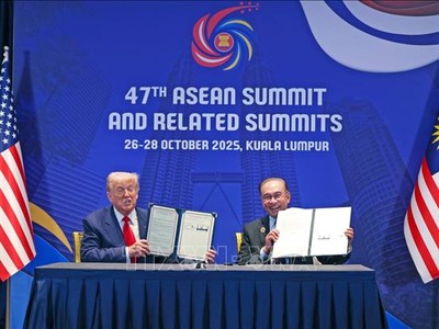 Thủ tướng Anwar Ibrahim và Tổng thống Mỹ Donald Trump tại lễ ký thảo thuận thương mại song phương. Ảnh: TTXVN