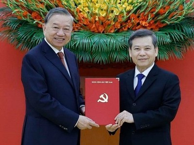 Tổng Bí thư Tô Lâm trao Quyết định của Bộ Chính trị điều động, phân công, bổ nhiệm đồng chí Lê Minh Trí giữ chức Phó Trưởng Ban Thường trực Ban Nội chính Trung ương. (Ảnh: Thống Nhất/TTXVN).