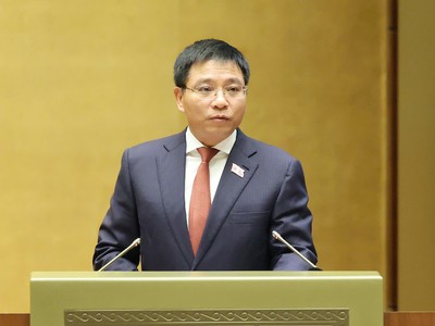 Bộ trưởng Bộ Tài chính Nguyễn Văn Thắng trình bày tờ trình dự án luật - Ảnh: Duy Linh . 