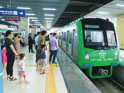 Hà Nội Metro sẽ hỗ trợ hành khách chuyển đổi thông tin vé ngày, vé tuần, vé tháng từ hệ thống cũ sang hệ thống mới tại 12 nhà ga trên tuyến.