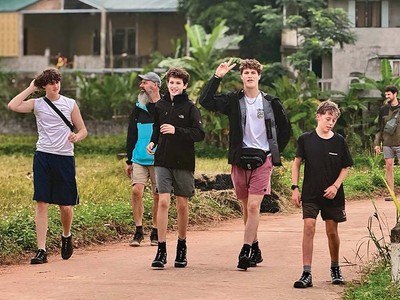 Du khách Nga trải nghiệm không gian du lịch cộng đồng tại Mai Châu. Ảnh: Linh Nguyễn 