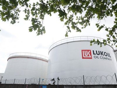 Các bể chứa dầu thuộc công ty Lukoil của Nga tại Brussels, Bỉ. Ảnh: AFP/TTXVN 