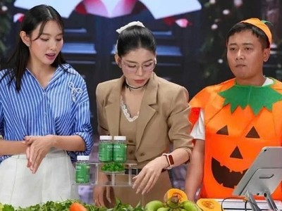 Các bị cáo bị đưa ra xét xử về tội lừa dối khách hàng.