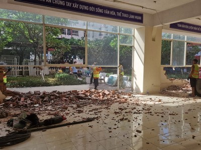 Lực lượng chức năng thực hiện cưỡng chế vi phạm tại chung cư Thái An 3 và 4 vào năm 2024. Ảnh: Q.M 