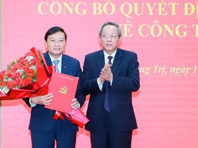 Ông Hoàng Đăng Quang, Phó trưởng Ban Tổ chức Trung ương (bên phải) trao quyết định cho ông Lê Hồng Vinh.