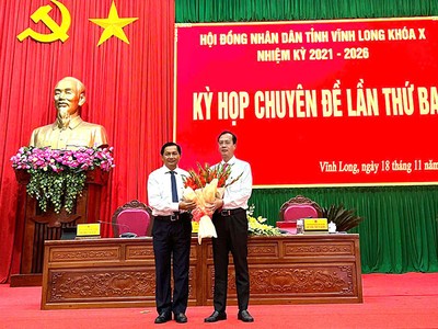 Bí thư Tỉnh ủy Vĩnh Long Trần Văn Lâu tặng hoa chúc mừng ông Trần Trí Quang (bên phải). Ảnh: Lê Sơn