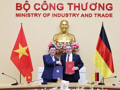 Thứ trưởng Bộ Công thương Nguyễn Sinh Nhật Tân và Quốc vụ khanh Nghị viện Stefan Rouenhoff ký Biên bản Khóa họp lần thứ 3 Ủy ban hỗn hợp về hợp tác kinh tế, thương mại Việt Nam - Đức