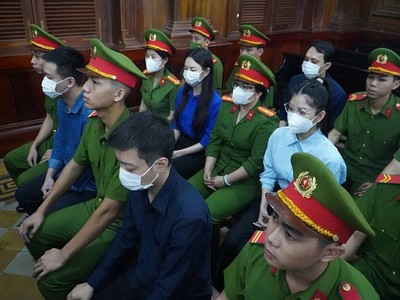 Các bị cáo tại toà.