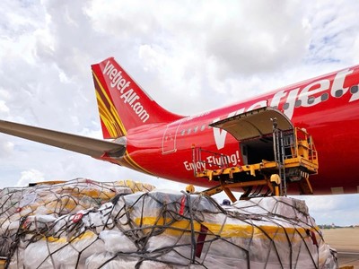 Vietjet (VJC) hỗ trợ hành khách và tiếp tục vận chuyển miễn phí hàng cứu trợ tới Miền Trung