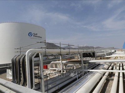 Toàn cảnh cơ sở trữ dầu Gulf Petrochem ở vùng bờ biển thuộc Fujeirah, Eo biển Hormuz, Các tiểu vương quốc Arab thống nhất. Ảnh tư liệu: AFP/TTXVN 