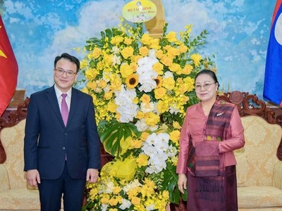 Thứ trưởng Trần Quốc Phương chúc mừng Đại sứ Cộng hòa Dân chủ Nhân dân Lào tại Việt Nam Khamphao Ernthavanh.