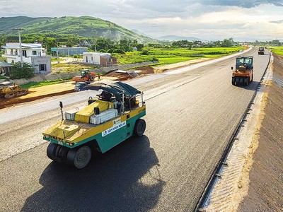 Các dự án hạ tầng giao thông đang khẩn trương thi công. Trong ảnh: Dự án thành phần cao tốc Bắc - Nam, đoạn Quảng Ngãi - Hoài Nhơn. 
