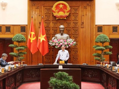 Phó Thủ tướng Hồ Quốc Dũng chủ trì cuộc họp đánh giá tình hình triển khai Nghị quyết 66-NQ/TW và Nghị quyết 140/NQ-CP - Ảnh: VGP.