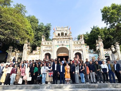 Các đại biểu chụp hình lưu niệm tại Đền Sái, xã Thư Lâm, Hà Nội. Ảnh: Hồ Hạ.