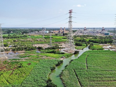 Đường dây truyền tải điện quanh khu vực Trung tâm điện lực Nhơn Trạch, Đồng Nai. 