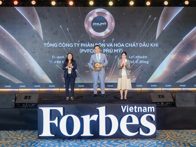 Ông Nguyễn Xuân Hòa, Chủ tịch HĐQT PVFCCo - Phú Mỹ nhận Danh hiệu Top 50 công ty niêm yết tốt nhất Việt Nam 2025