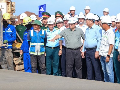 Thủ tướng Phạm Minh Chính kiểm tra Cảng hàng không quốc tế Long Thành. Ảnh: VGP.