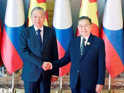 Tổng Bí thư Tô Lâm hội kiến Chủ tịch Quốc hội Lào Saysomphone Phomvihane. Ảnh: Thống Nhất/TTXVN.