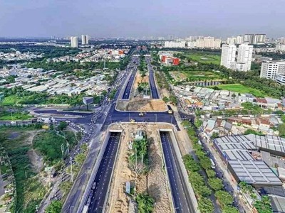 Nút giao Nguyễn Văn Linh - Nguyễn Hữu Thọ hiện mới xây dựng được phần hầm chui, còn phần cầu vượt chưa xây dựng - Ảnh: L.M