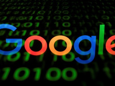Biểu tượng Google trên màn hình máy tính bảng. Ảnh: AFP/TTXVN