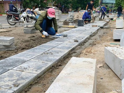 Gói thầu Thi công xây dựng thuộc Dự án Cải tạo, chỉnh trang vỉa hè trên địa bàn quận Hoàng Mai (cũ), TP. Hà Nội (giai đoạn 2) được mở thầu ngày 4/12/2025. Ảnh: Lê Thắng