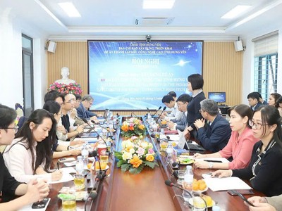 Ban chỉ đạo triển khai, xây dựng Đề án thành lập Khu công nghệ cao tỉnh Hưng Yên cùng các chuyên gia tư vấn quốc tế đã tập trung thảo luận, trao đổi cách thức triển khai, xây dựng Đề án. Ảnh: Nguyễn Quỳnh