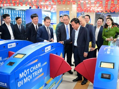 Thứ trưởng Bộ Công an Nguyễn Văn Long, Thứ trưởng Bộ Xây dựng Nguyễn Danh Huy và lãnh đạo Hà Nội Metro trải nghiệm hệ thống soát vé tự động ứng dụng định danh, xác thực điện tử, nhận diện sinh trắc học và thanh toán không dùng tiền mặt đối với hành khách. 
