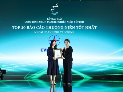 Bà Nguyễn Thị Thanh Hương, Phó tổng giám đốc Kinh tế - Tài chính, đại diện EVNGENCO3 nhận giải thưởng Top20 Báo cáo thường niên tốt nhất - nhóm ngành phi tài chính