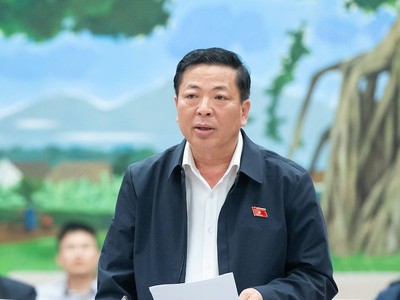 Bộ trưởng Bộ Xây dựng Trần Hồng Minh báo cáo tại phiên họp - Ảnh: PT. 