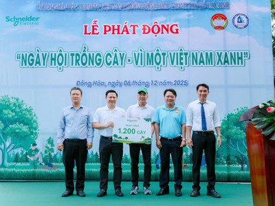 Schneider Electric đồng hành cùng UBND phường Đông Hòa, TP.HCM trồng cây phủ xanh đất trống