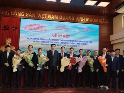 Thứ trưởng Bộ Xây dựng Bùi Xuân Dũng tặng hoa chúc mừng liên danh các nhà thầu thực hiện Dự án PPP xây dựng mở rộng cao tốc TP.HCM -Trung Lương-Mỹ Thuận. 