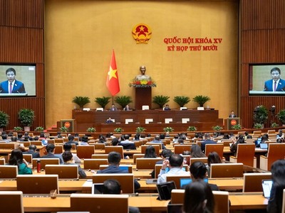 Quốc hội nghe Bộ trưởng Bộ Tài chính Nguyễn Văn Thắng trình dự án luật. 