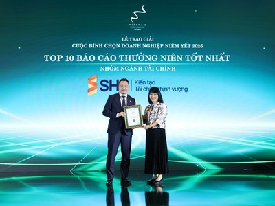 Ông Nguyễn Chí Thành - Tổng giám đốc SHS đại diện công ty nhận giải thưởng Báo cáo Thường niên tốt nhất do VLCA 2025 bình chọn.