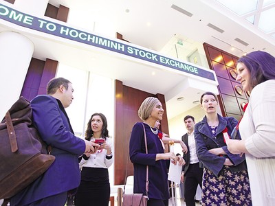 Các nhà đầu tư ngoại đang tăng sự quan tâm đến thị trường chứng khoán Việt Nam sau khi được nâng hạng. Ảnh: Lê Toàn 