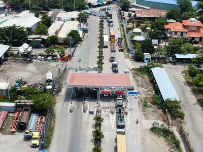 Doanh nghiệp than phiền vì phí ra vào cảng tại TP.HCM quá cao. Trong ảnh: Trạm BOT Phú Hữu