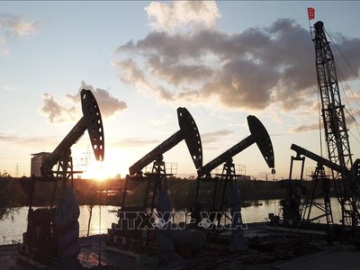 Giàn khoan dầu tại tỉnh Hắc Long Giang, Trung Quốc. Ảnh: THX/TTXVN