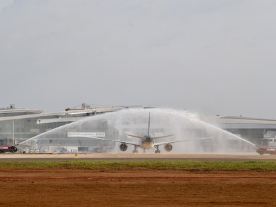 Chuyến bay mang số hiệu VN5001 được chào đón bằng nghi thức phun vòi rồng. 